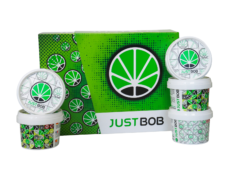 JustBob CBD Gras Kit small buds - Grüner Hintergrund mit Dosen