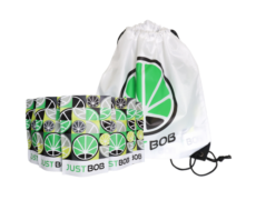 Weißer Rucksack mit grünem JustBob-Logo und Beutel für CBD Blüten